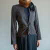 Superbe veste grise de la marque 1.2.3, élégante et facile à porter au quotidien. Sa coupe structurée et féminine met en valeur la silhouette tout en restant confortable. Confectionnée dans une matière contenant de la laine, cette veste offre une belle tenue et une allure soignée. Elle se porte aussi bien avec un pantalon habillé, une jupe ou un jean pour un style chic et polyvalent.