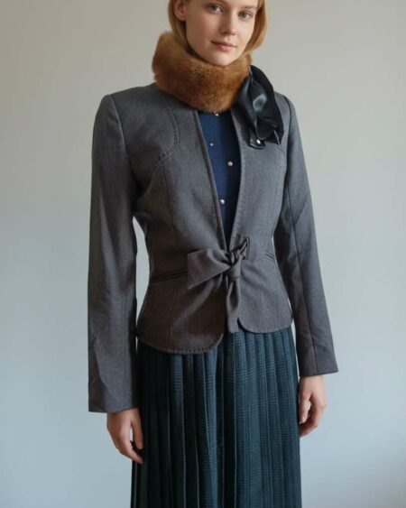 Superbe veste grise de la marque 1.2.3, élégante et facile à porter au quotidien. Sa coupe structurée et féminine met en valeur la silhouette tout en restant confortable. Confectionnée dans une matière contenant de la laine, cette veste offre une belle tenue et une allure soignée. Elle se porte aussi bien avec un pantalon habillé, une jupe ou un jean pour un style chic et polyvalent.
