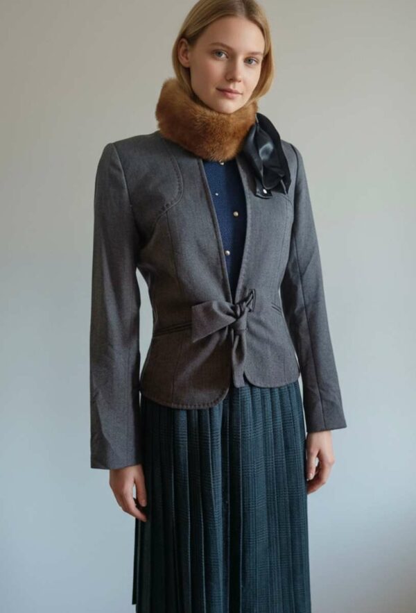 Superbe veste grise de la marque 1.2.3, élégante et facile à porter au quotidien. Sa coupe structurée et féminine met en valeur la silhouette tout en restant confortable. Confectionnée dans une matière contenant de la laine, cette veste offre une belle tenue et une allure soignée. Elle se porte aussi bien avec un pantalon habillé, une jupe ou un jean pour un style chic et polyvalent.