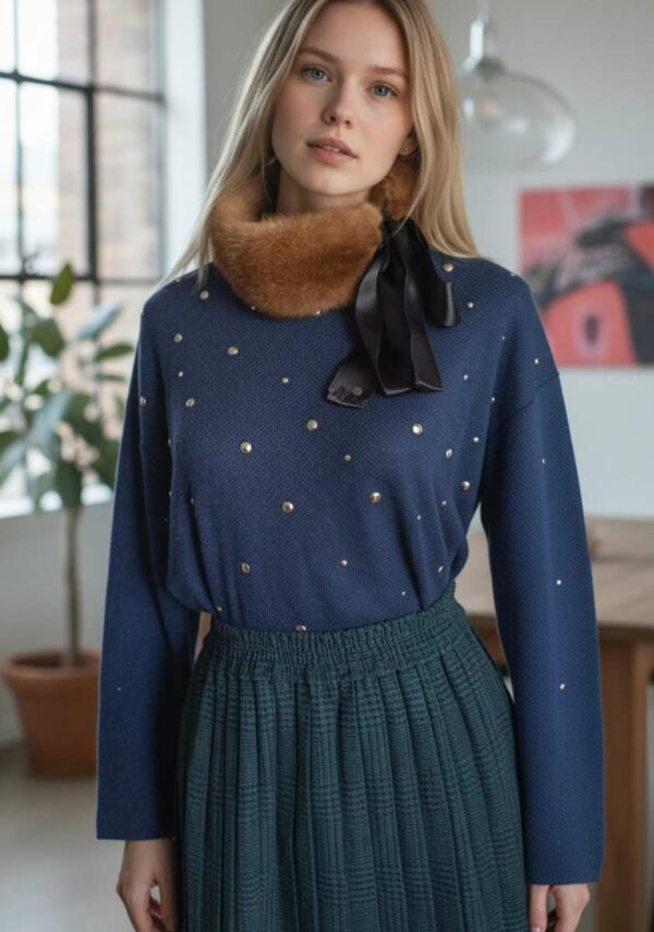 Maille bleu marine au style moderne, ornée de clous argentés qui apportent une touche tendance et lumineuse. Une pièce facile à porter, idéale pour dynamiser une tenue sobre tout en restant élégante. Cette maille de la marque Springfield présente une coupe confortable et se porte aussi bien avec un jean qu’avec une jupe pour un look casual chic.