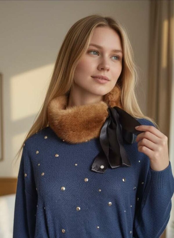 Col en fouine authentique, revisité dans un esprit élégant et contemporain. Cette pièce a fait l’objet d’un travail de fourreur réalisé dans notre atelier, afin de lui redonner tout son éclat et une finition soignée. La fermeture est assurée par un joli nœud de satin fait main, apportant une touche féminine et raffinée. Cet accessoire se porte aussi bien sur un manteau classique que sur une veste plus moderne, pour un style chic et intemporel.