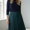 Jupe plissée vintage en laine à motif Prince de Galles, dans un élégant ton vert. Une pièce intemporelle et raffinée, idéale pour une allure chic et rétro.