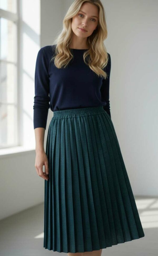 Jupe plissée vintage en laine à motif Prince de Galles, dans un élégant ton vert. Une pièce intemporelle et raffinée, idéale pour une allure chic et rétro.