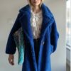 Manteau teddy bleu au style résolument chic et contemporain, issu de la marque de luxe Lulu s/m. Une pièce forte, à la fois tendance et élégante, idéale pour rehausser une tenue simple avec une touche mode affirmée.