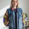 Veste en jean upcyclée à manches crochetées – Artisanale – Taille 38 (M)