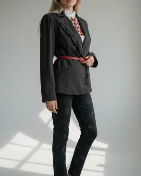 Description Blazer vintage noir au design asymétrique et à la coupe élégamment structurée. Son détail volanté sur le devant lui donne un caractère original et sophistiqué, tout en restant facile à porter. Une pièce forte qui transforme instantanément une tenue simple en look affirmé. Confectionné dans un mélange de polyester, viscose et élasthanne, il offre un bon maintien et un confort optimal. Blazer en très bon état, soigneusement sélectionné.