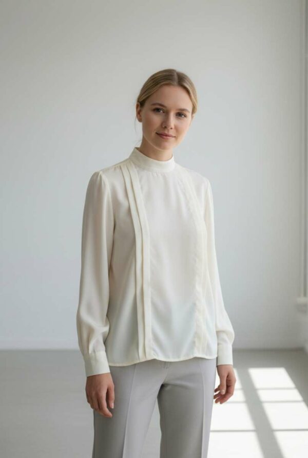 Description Chemisier vintage au style années 80, élégant et intemporel. Sa coupe fluide, son col montant discret et ses lignes verticales apportent une allure chic et soignée, idéale aussi bien pour une tenue de travail que pour un look plus rétro assumé. Fabriqué en France, ce chemisier en polyester offre une belle tenue et un tombé léger. Pièce en très bon état, soigneusement sélectionnée.