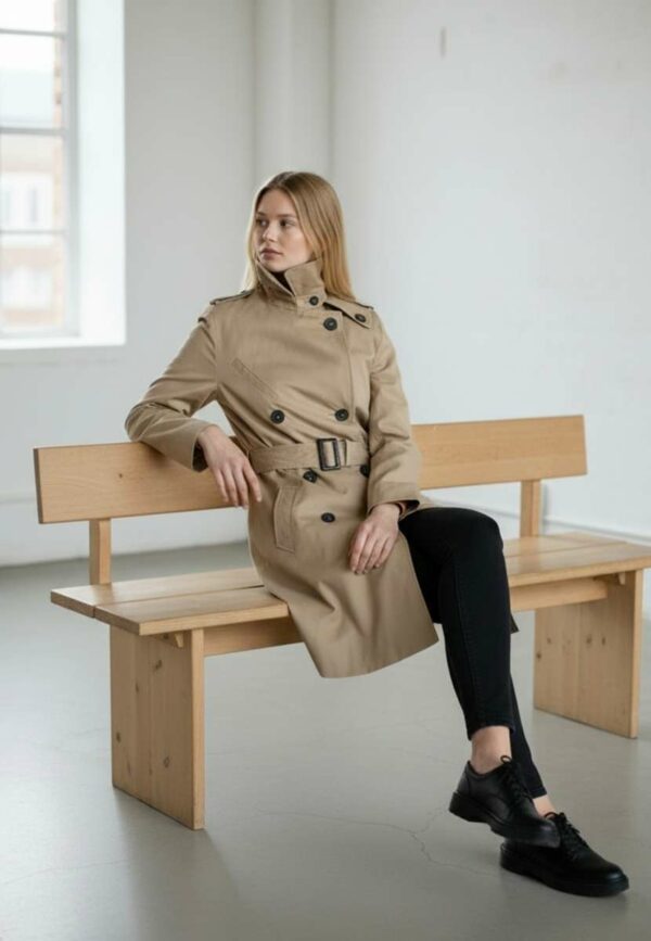 Description Trench beige Gérard Barrel, élégant et intemporel. Ce modèle chic se distingue par sa coupe structurée, sa ceinture qui souligne la silhouette et son gilet intérieur amovible, idéal pour s’adapter aux saisons plus fraîches. Confectionné principalement en coton, il offre un tombé net et une allure sophistiquée. Le trench présente quelques imperfections très discrètes, liées à la teinte claire du tissu, non perceptibles sur les photos et sans impact sur le porté. Une belle pièce de marque, pratique et élégante, en très bon état général.