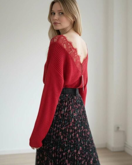 Pull rouge à décolleté dos en dentelle