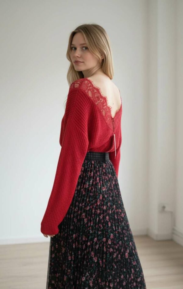 Pull rouge à décolleté dos en dentelle