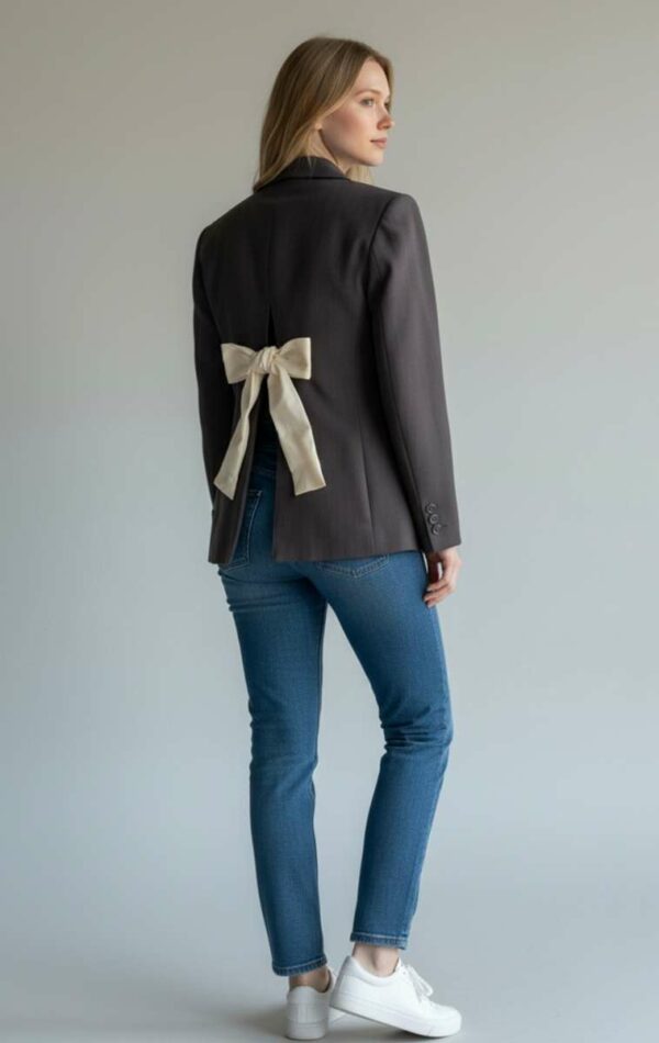 Blazer gris upcyclé dos ouvert – Nœud satiné bordeaux