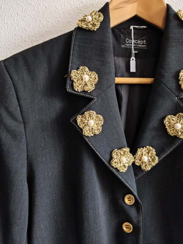 Blazer upcyclé noir – Détails couture & ornements dorés Pièce unique – Rose & Marie