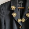 Blazer upcyclé noir – Détails couture & ornements dorés Pièce unique – Rose & Marie