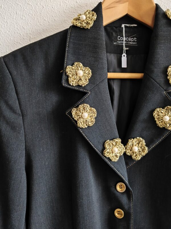 Blazer upcyclé noir – Détails couture & ornements dorés Pièce unique – Rose & Marie