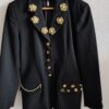 Blazer upcyclé noir – Détails couture & ornements dorés Pièce unique – Rose & Marie