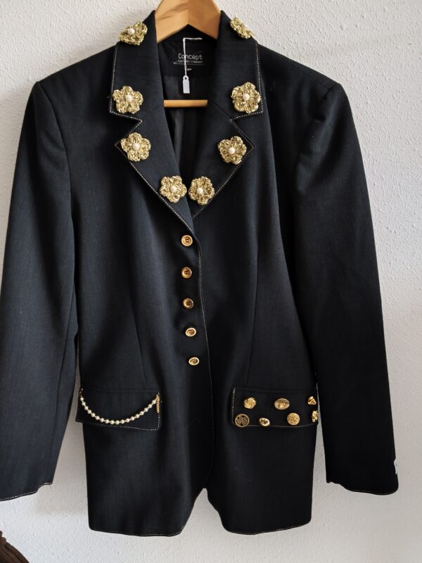 Blazer upcyclé noir – Détails couture & ornements dorés Pièce unique – Rose & Marie