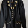 Blazer upcyclé noir – Détails couture & ornements dorés Pièce unique – Rose & Marie