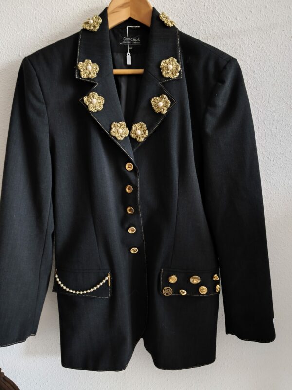 Blazer upcyclé noir – Détails couture & ornements dorés Pièce unique – Rose & Marie