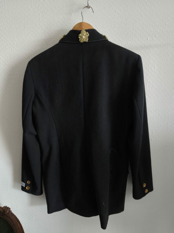 Blazer upcyclé noir – Détails couture & ornements dorés Pièce unique – Rose & Marie