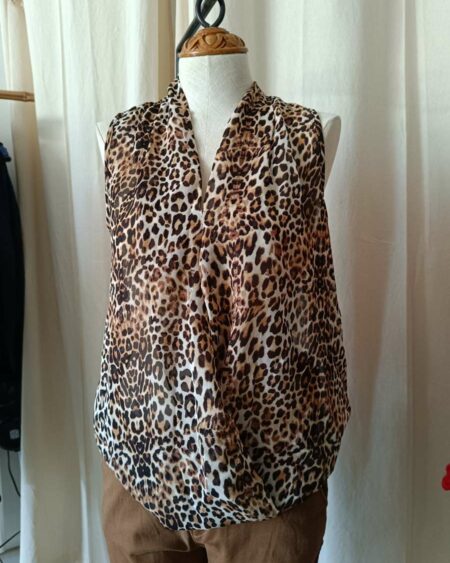 Description courte Top en voile à motif léopard, léger et fluide. Neuf avec étiquette, idéal pour apporter une touche audacieuse à une tenue simple.