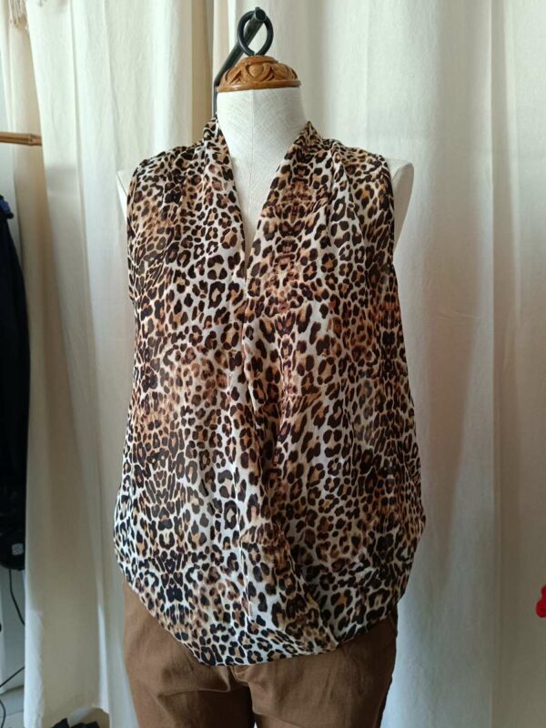 Description courte Top en voile à motif léopard, léger et fluide. Neuf avec étiquette, idéal pour apporter une touche audacieuse à une tenue simple.