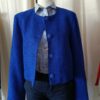 Description courte Veste vintage bleu roi en laine mélangée, à la coupe courte et structurée. Une pièce forte et élégante pour réveiller n’importe quelle tenue.