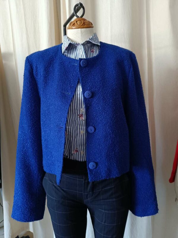 Description courte Veste vintage bleu roi en laine mélangée, à la coupe courte et structurée. Une pièce forte et élégante pour réveiller n’importe quelle tenue.