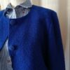 Description courte Veste vintage bleu roi en laine mélangée, à la coupe courte et structurée. Une pièce forte et élégante pour réveiller n’importe quelle tenue.