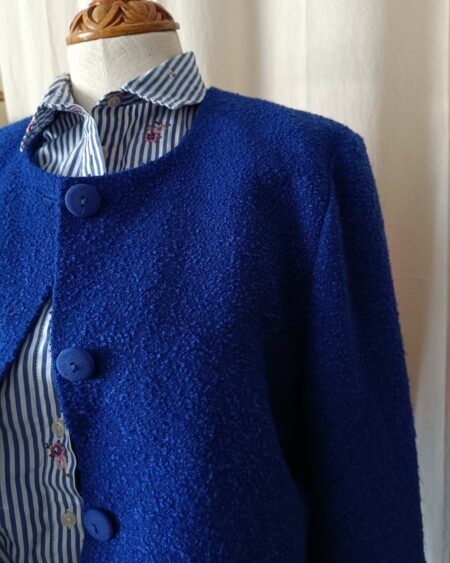 Description courte Veste vintage bleu roi en laine mélangée, à la coupe courte et structurée. Une pièce forte et élégante pour réveiller n’importe quelle tenue.