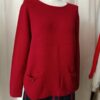 Description courte Pull rouge à la maille fine et structurée, avec poches discrètes sur le devant. Une pièce élégante et confortable, facile à porter au quotidien.
