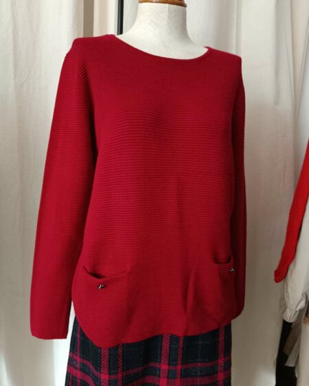Description courte Pull rouge à la maille fine et structurée, avec poches discrètes sur le devant. Une pièce élégante et confortable, facile à porter au quotidien.