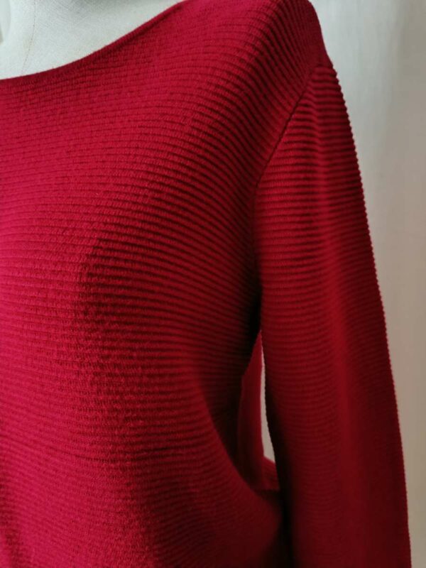 Description courte Pull rouge à la maille fine et structurée, avec poches discrètes sur le devant. Une pièce élégante et confortable, facile à porter au quotidien.