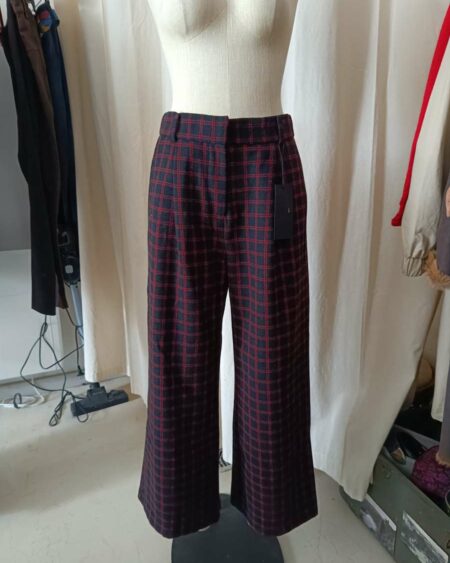 Description courte Pantalon à carreaux rouges et noirs, coupe large et élégante. Neuf avec étiquette, une pièce graphique et confortable pour un look affirmé.