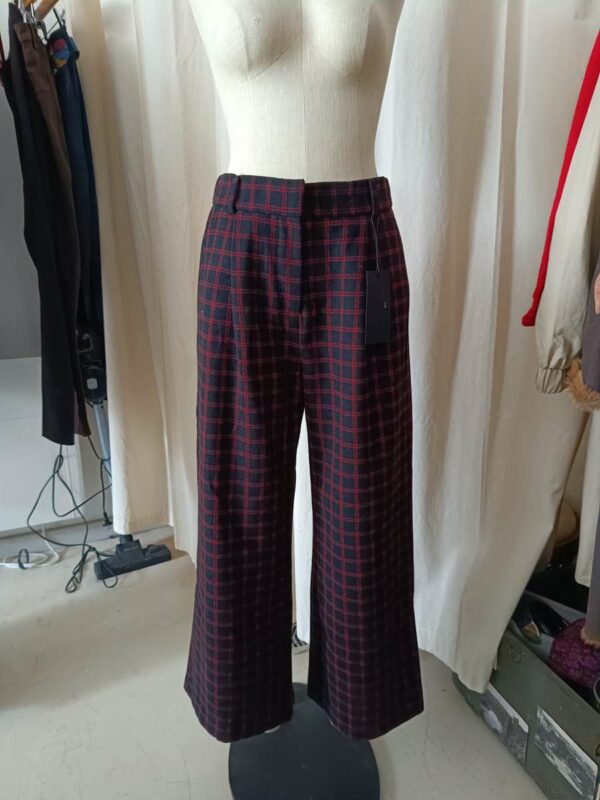 Description courte Pantalon à carreaux rouges et noirs, coupe large et élégante. Neuf avec étiquette, une pièce graphique et confortable pour un look affirmé.