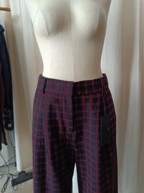 Description courte Pantalon à carreaux rouges et noirs, coupe large et élégante. Neuf avec étiquette, une pièce graphique et confortable pour un look affirmé.