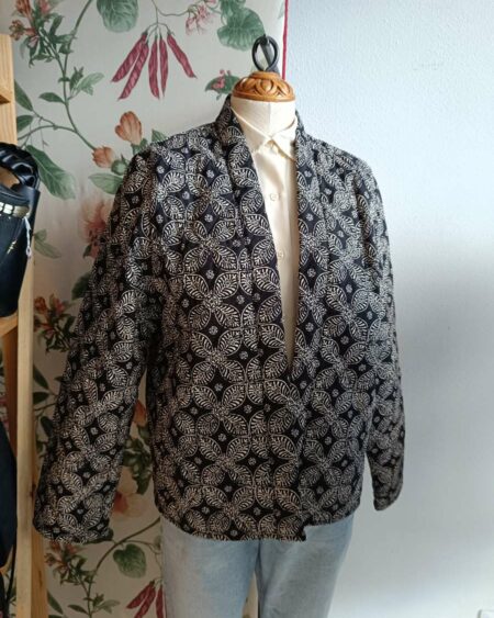 Kimono noir et blanc à motifs graphiques, taille 40. Léger, fluide et facile à superposer pour structurer une tenue.