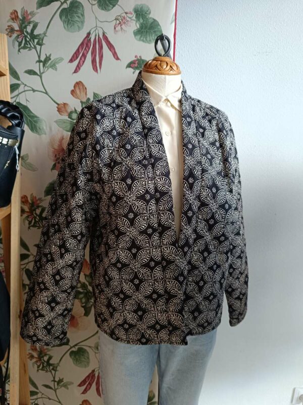 Kimono noir et blanc à motifs graphiques, taille 40. Léger, fluide et facile à superposer pour structurer une tenue.