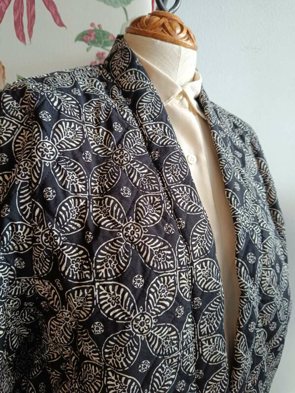 Kimono noir et blanc à motifs graphiques, taille 40. Léger, fluide et facile à superposer pour structurer une tenue.