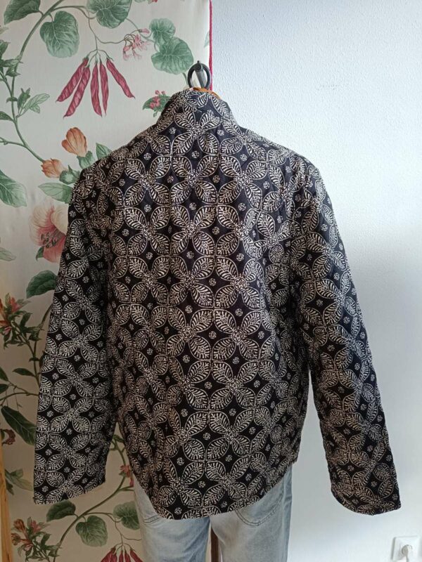 Kimono noir et blanc à motifs graphiques, taille 40. Léger, fluide et facile à superposer pour structurer une tenue.