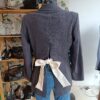 Veste grise Gérard Darel upcyclée, dos ouvert avec nœud