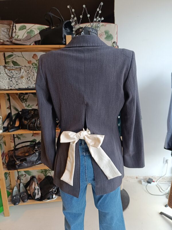 Veste grise Gérard Darel upcyclée, dos ouvert avec nœud