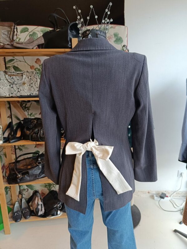 Veste grise Gérard Darel upcyclée, dos ouvert avec nœud