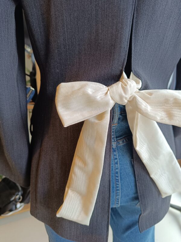 Veste grise Gérard Darel upcyclée, dos ouvert avec nœud