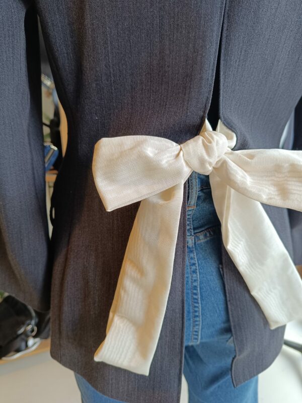 Veste grise Gérard Darel upcyclée, dos ouvert avec nœud