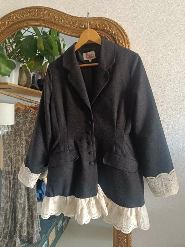Blazer vintage en laine upcyclé avec dentelle broderie anglaise
