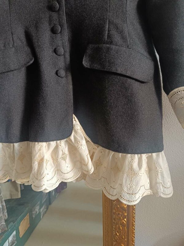 Blazer vintage en laine upcyclé avec dentelle broderie anglaise