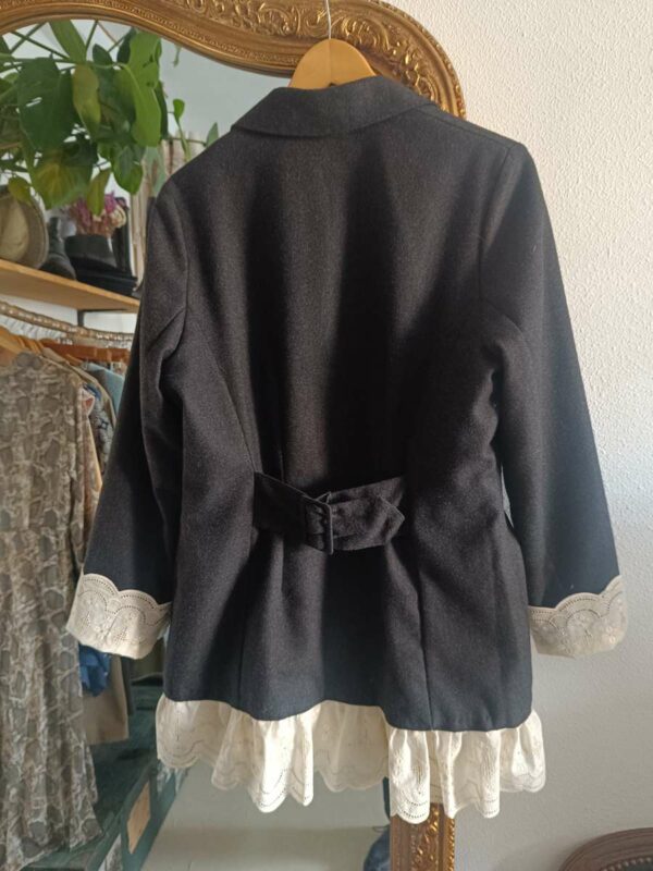 Blazer vintage en laine upcyclé avec dentelle broderie anglaise