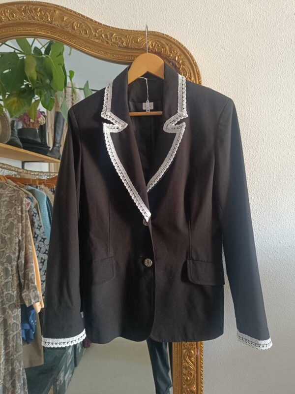 Blazer noir upcyclé avec dentelle – Taille 40
