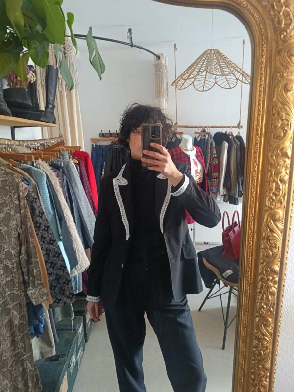 Blazer noir upcyclé avec dentelle – Taille 40