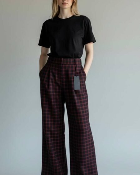 Description courte Pantalon à carreaux rouges et noirs, coupe large et élégante. Neuf avec étiquette, une pièce graphique et confortable pour un look affirmé.